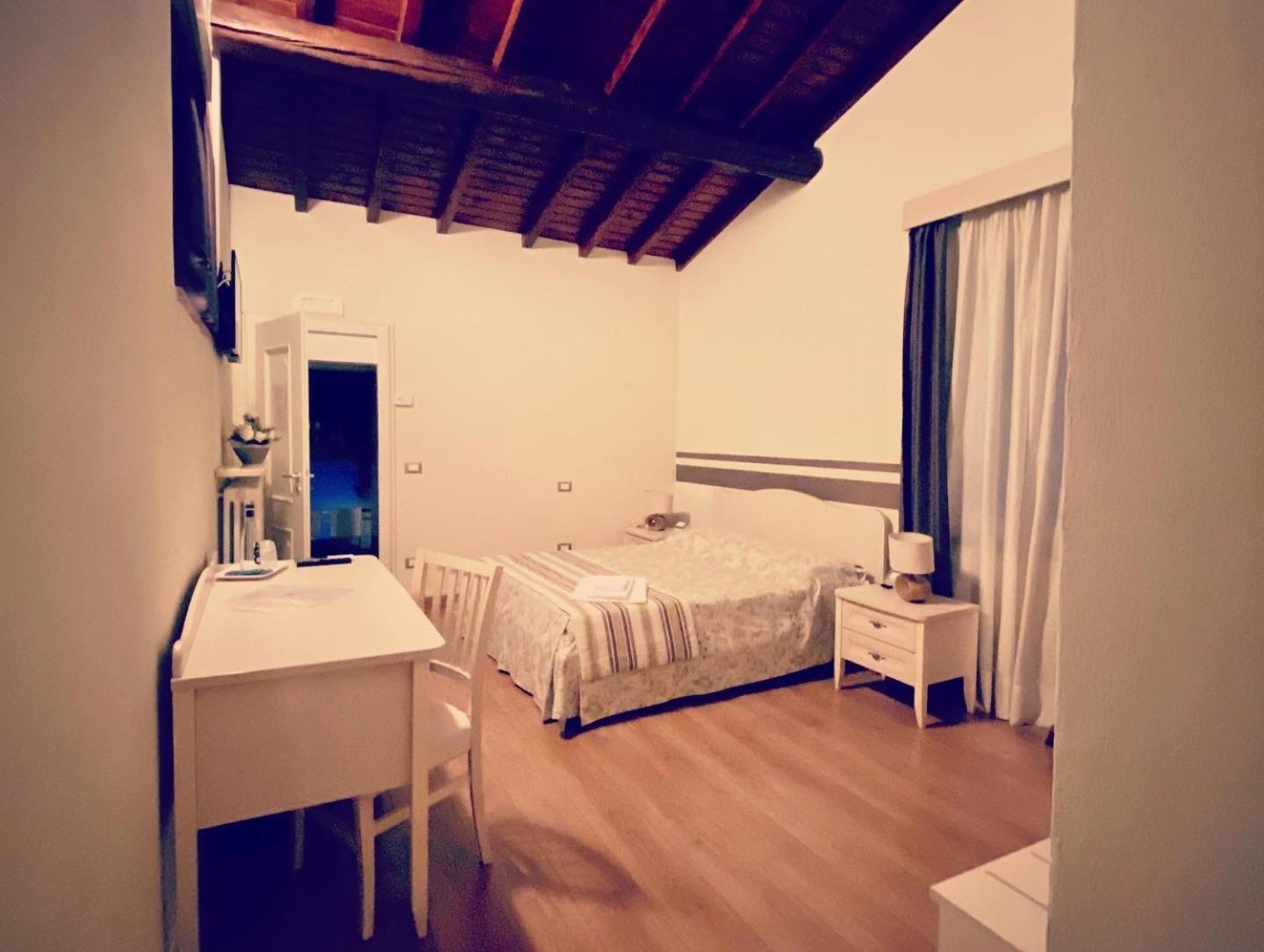 B&B Corte Delle Rose Кастильоне-делле-Стивьере Экстерьер фото