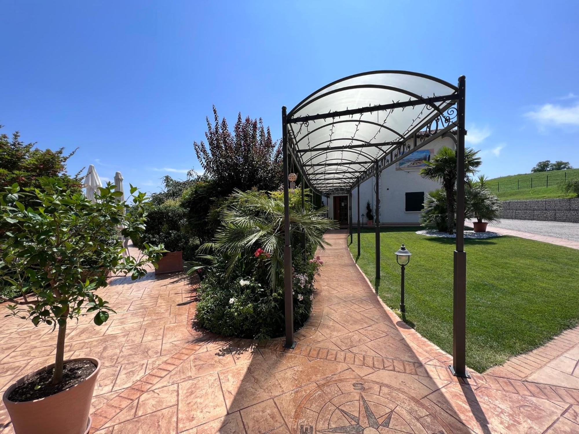 B&B Corte Delle Rose Кастильоне-делле-Стивьере Экстерьер фото