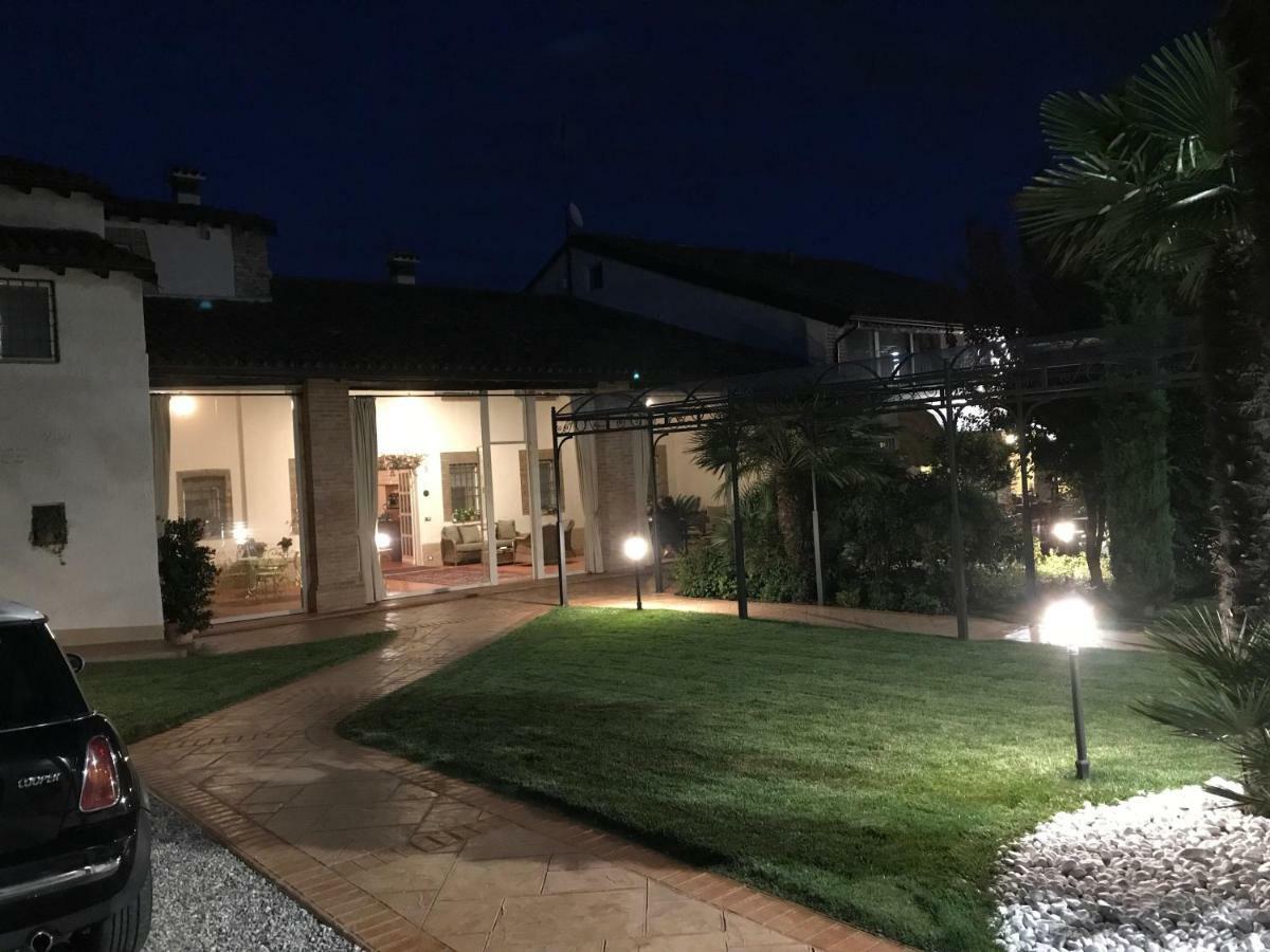 B&B Corte Delle Rose Кастильоне-делле-Стивьере Экстерьер фото